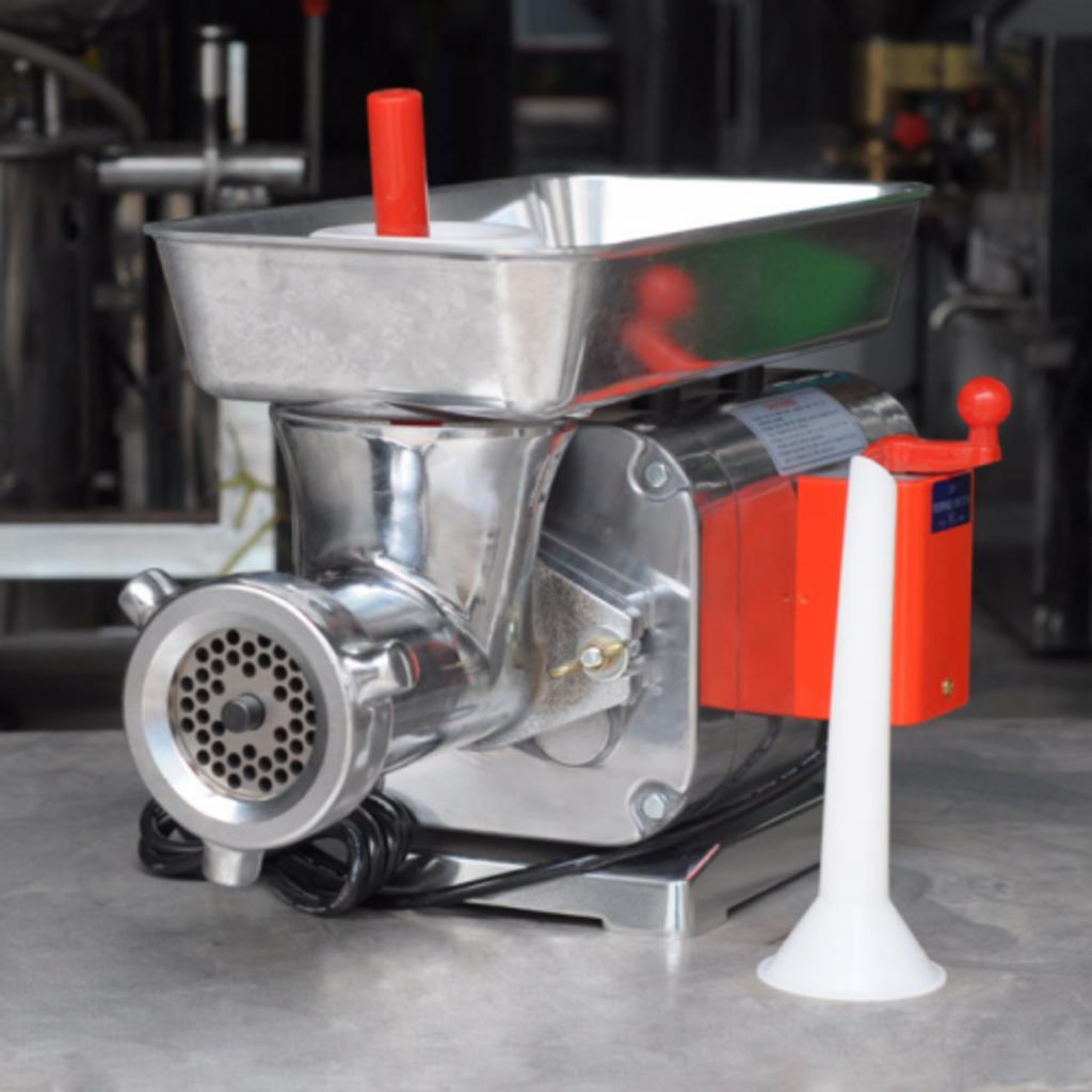 Nhân viên bếp thực hiện quy trình vệ sinh máy xay thịt công nghiệp theo đúng tiêu chuẩn.