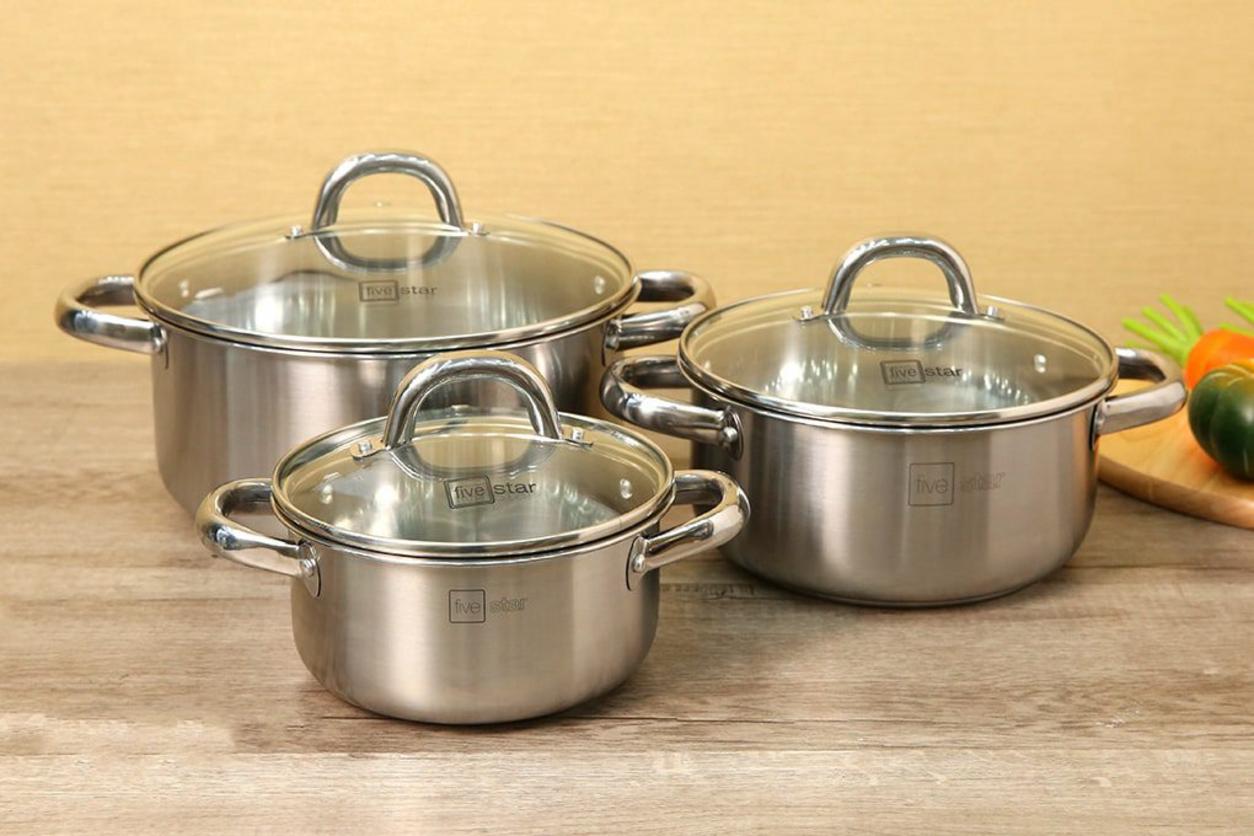 Minh họa các bước vệ sinh nồi inox một cách an toàn và hiệu quả.