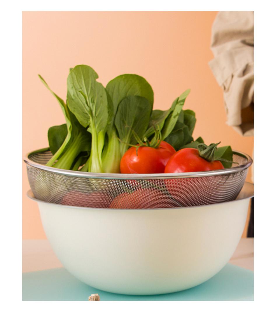 Vệ sinh rổ inox bằng khăn mềm và dung dịch tẩy rửa nhẹ.