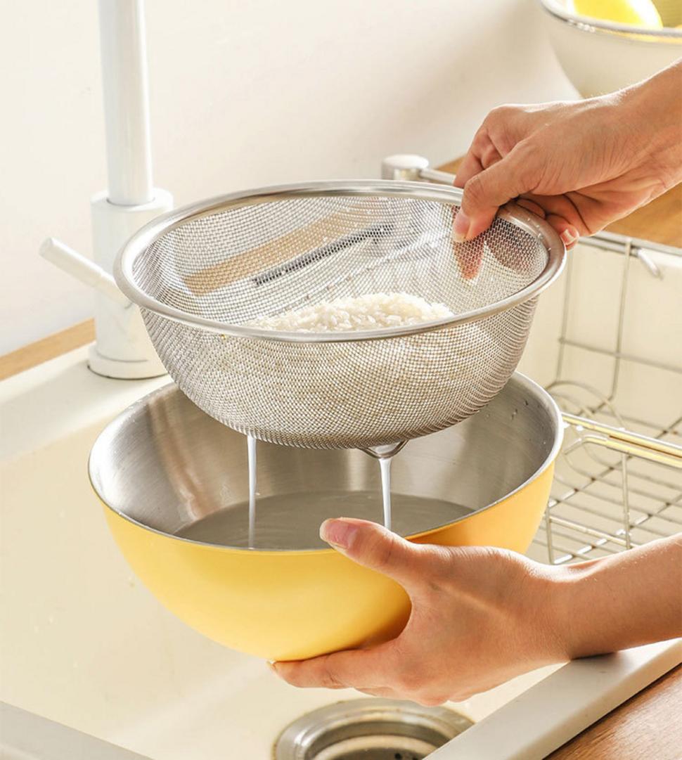 Vệ sinh rổ inox đúng cách giúp sản phẩm luôn sáng bóng và bền lâu.