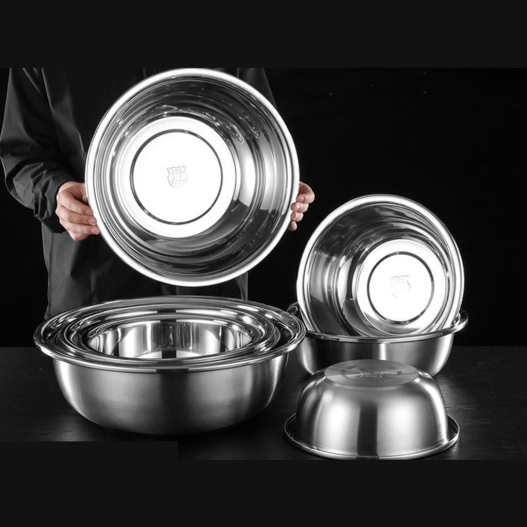 Làm sạch thau inox đúng cách bằng khăn mềm và dung dịch tẩy rửa chuyên dụng.