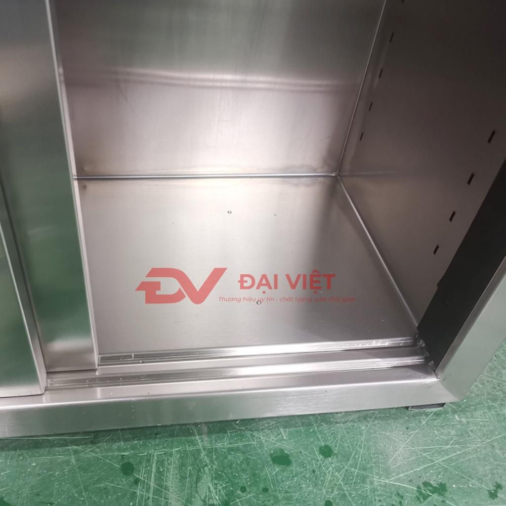 Vệ sinh định kỳ giúp tủ thuốc inox luôn sáng bóng và đảm bảo tiêu chuẩn y tế.