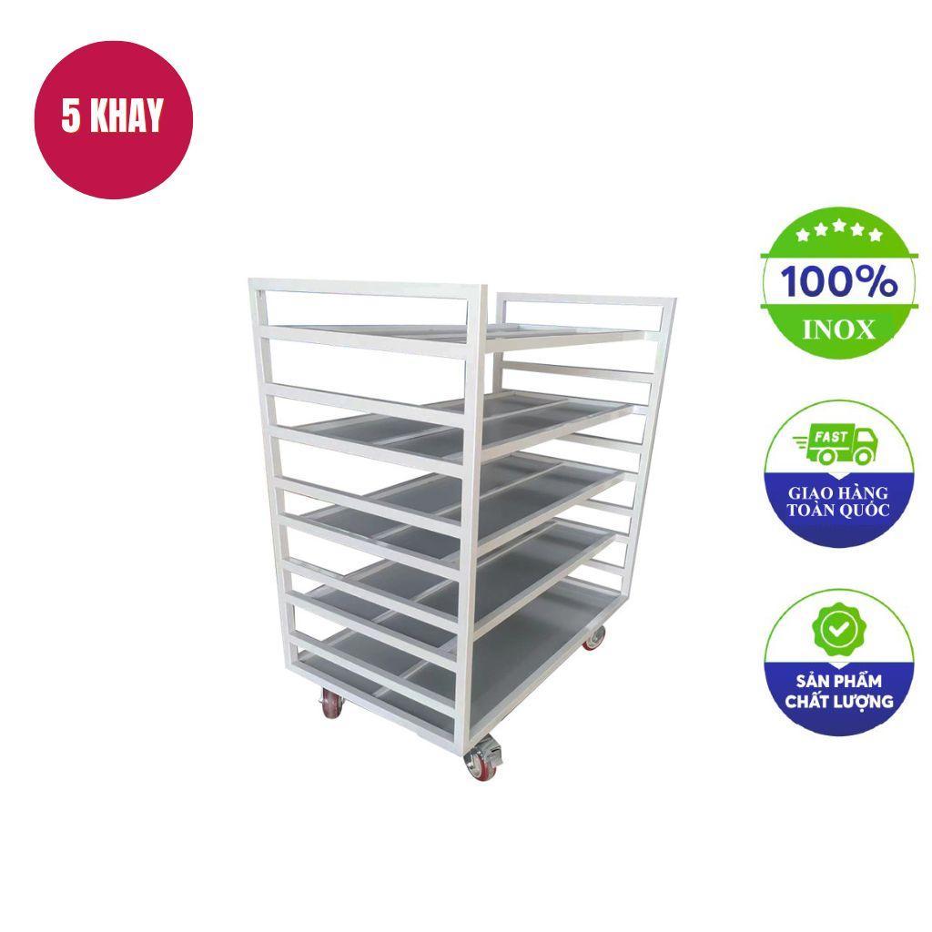 Nhân viên đang thực hiện vệ sinh xe đẩy khay inox đúng cách.