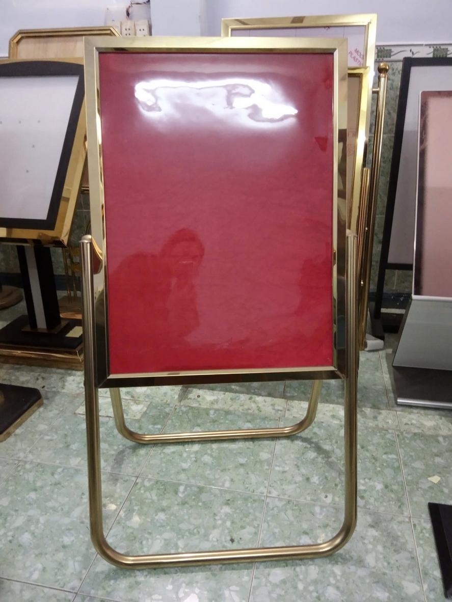 Xe dọn phòng khách sạn giúp nhân viên housekeeping tối ưu hóa quy trình làm việc.