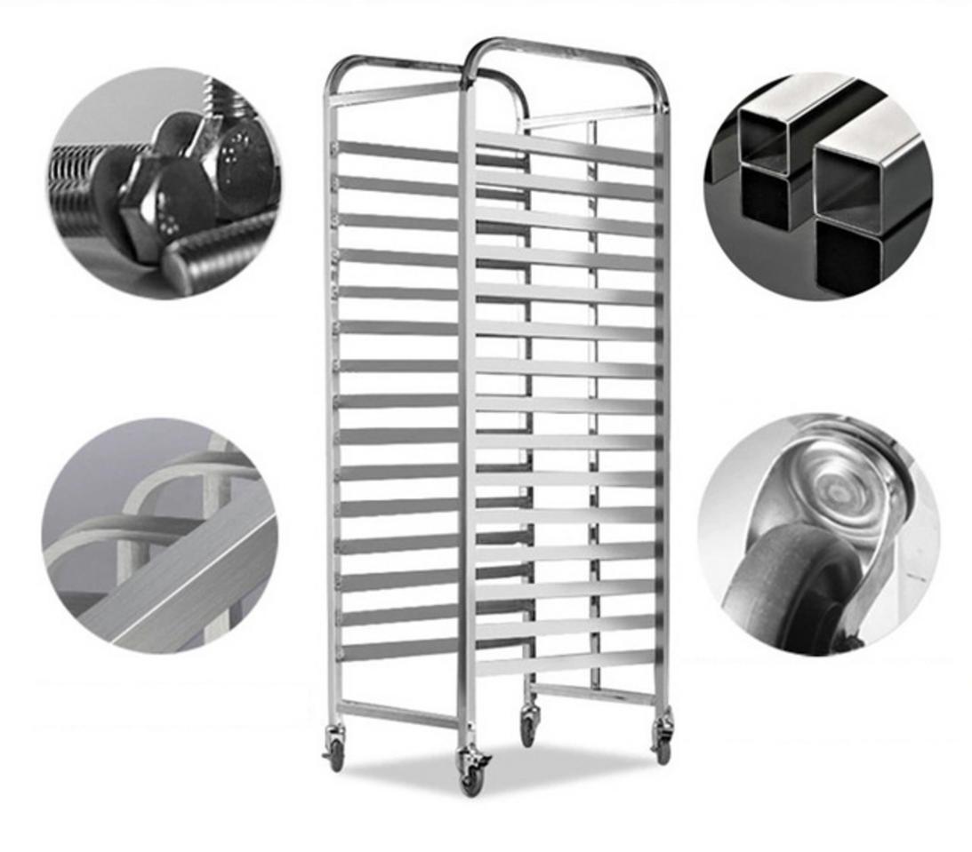 Hình ảnh tổng quan các loại xe đẩy khay inox đang được sử dụng trong một bếp ăn công nghiệp hiện đại.