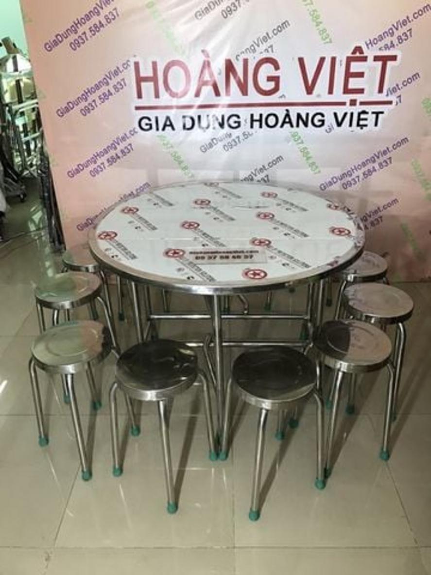 Mẫu bàn ghế inox có thiết kế hiện đại, kết hợp với vật liệu gỗ và có thể xếp gọn.