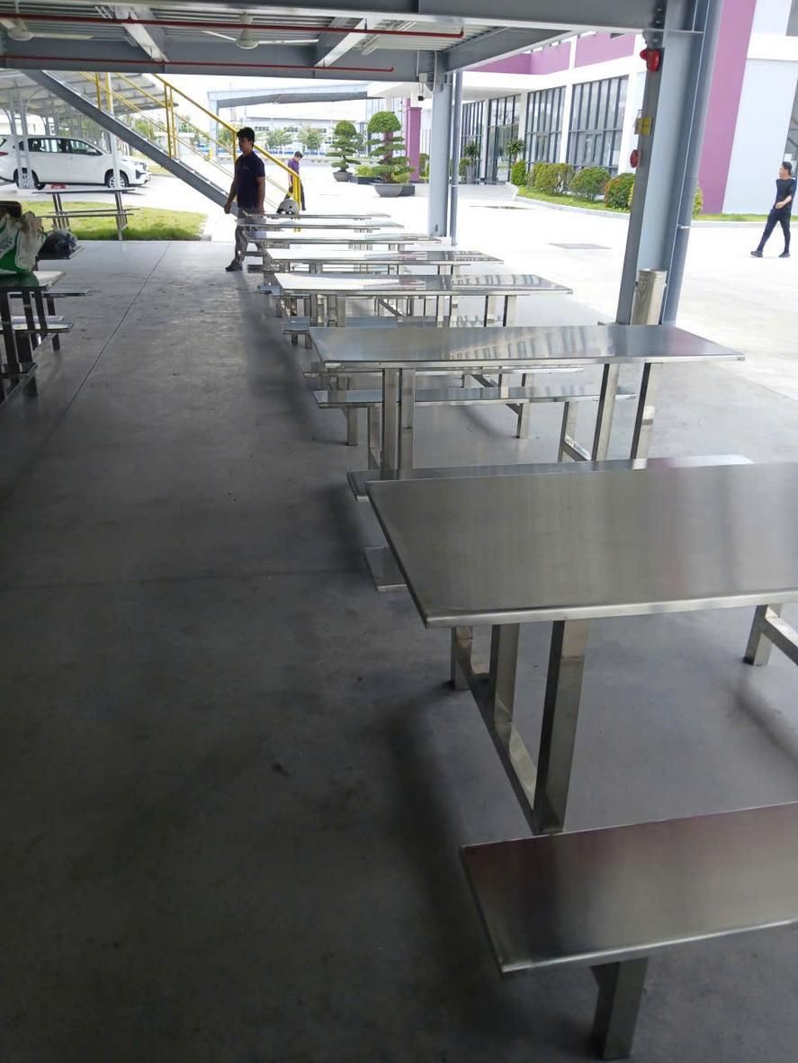 Cận cảnh một mối hàn laser không vết và cạnh bàn được chấn gấp CNC chính xác, thể hiện công nghệ gia công hiện đại.