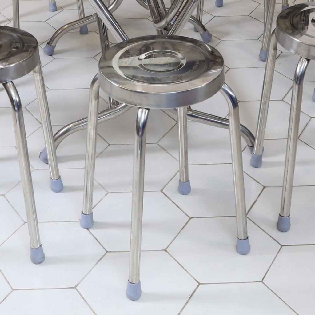 Mẫu ghế inox có mặt bọc nệm và thiết kế công thái học hiện đại.