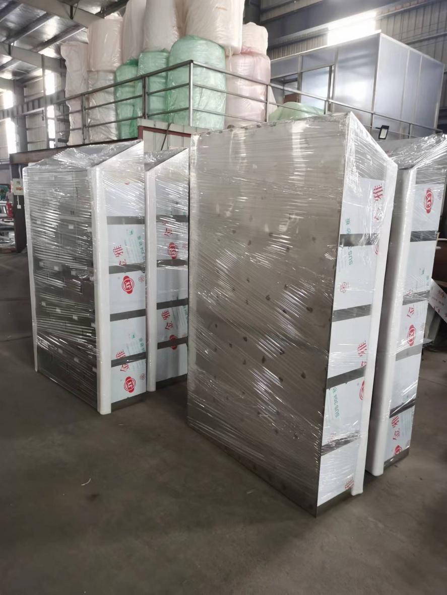 Tủ quần áo inox cánh kính với viền mỏng là xu hướng thiết kế được ưa chuộng cho năm 2025.