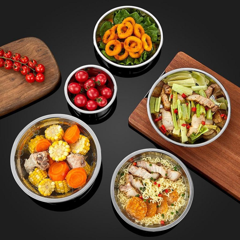 Đội ngũ kỹ sư và công nhân lành nghề tại xưởng sản xuất của Cơ Khí Hải Minh.