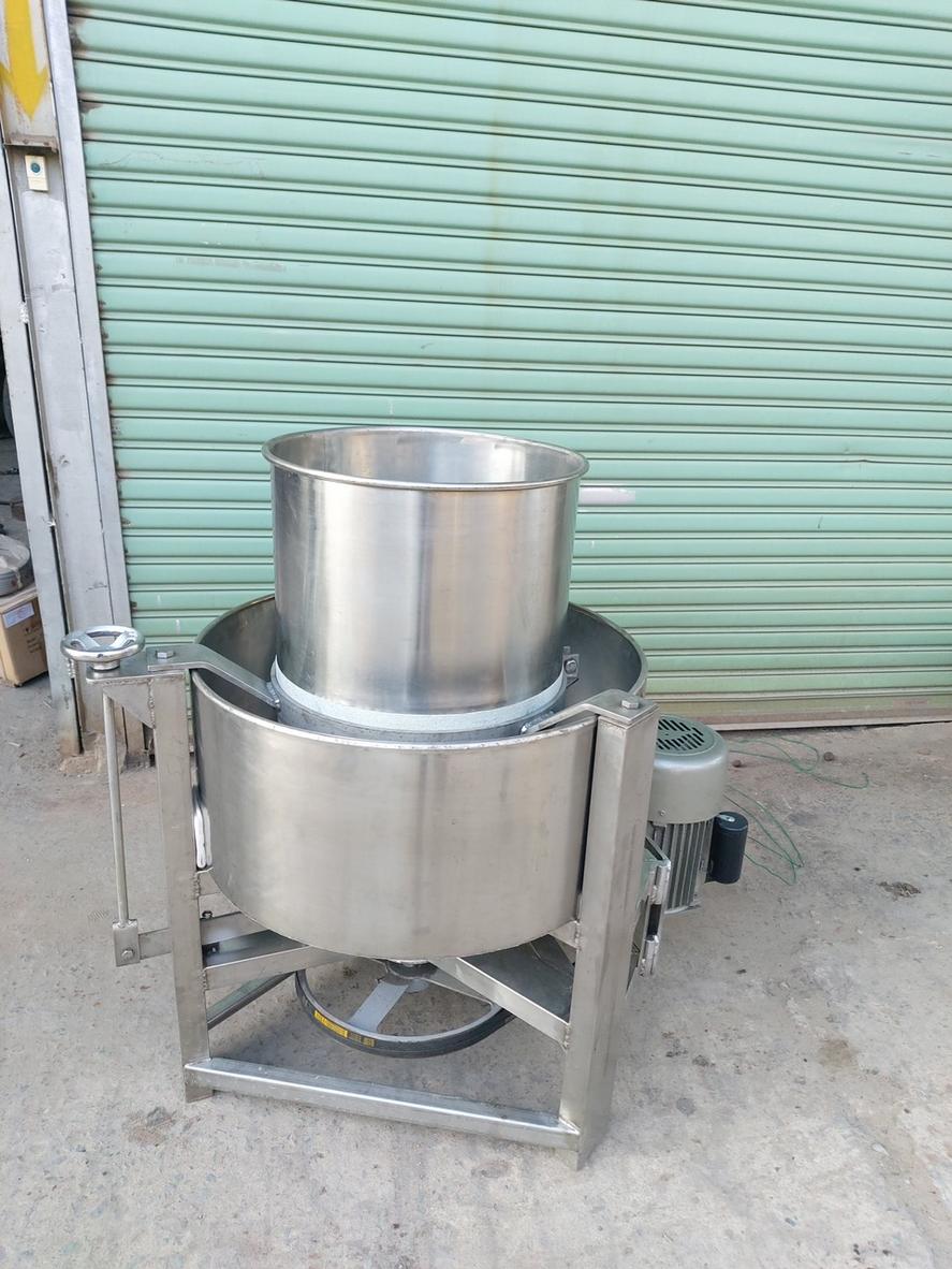 Đội ngũ kỹ sư Cơ Khí Hải Minh tại xưởng sản xuất, sẵn sàng đáp ứng các yêu cầu tùy biến phức tạp.