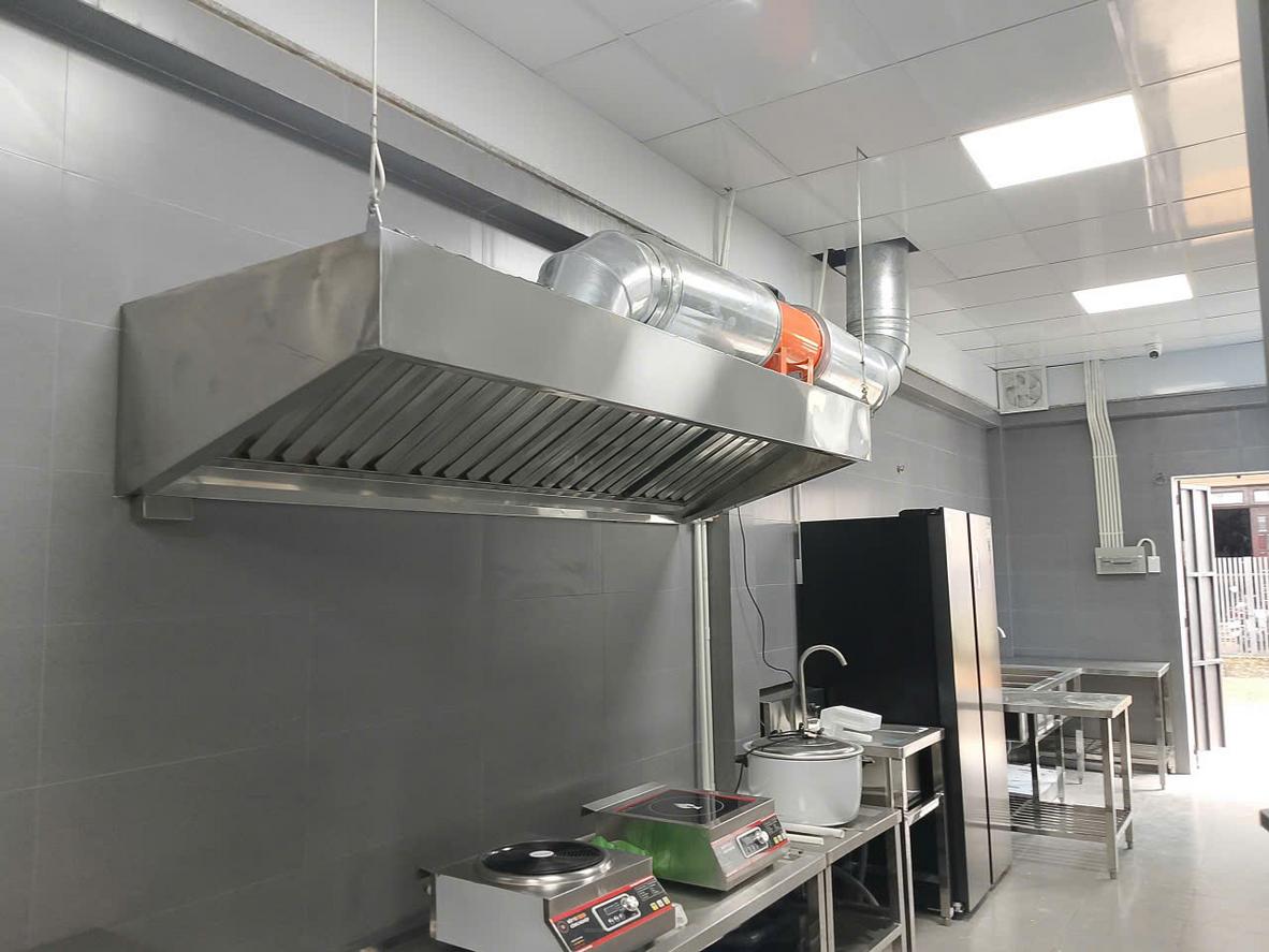 Một mẫu thiết kế bàn bếp inox liền khối, tích hợp chậu rửaและbếp nấu theo xu hướng mới nhất.