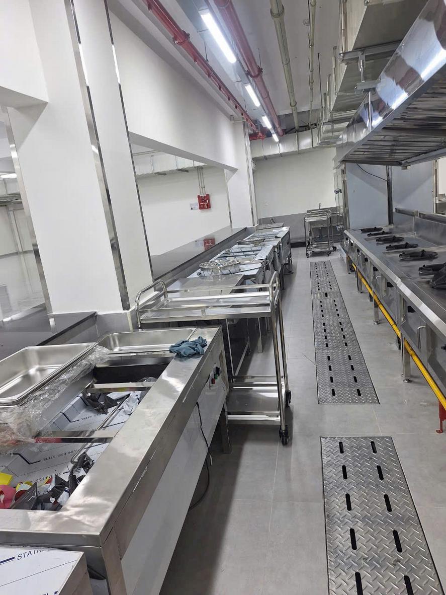 Đội ngũ kỹ thuật Cơ Khí Hải Minh đang gia công thiết bị tại xưởng