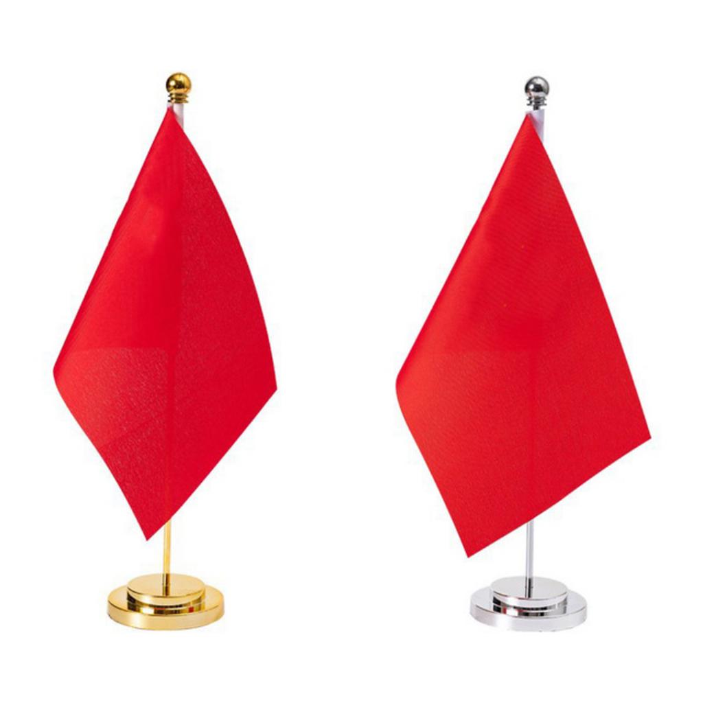 Lá cờ Tổ quốc trên bàn làm việc là biểu tượng thiêng liêng của lòng yêu nước và tự hào dân tộc.