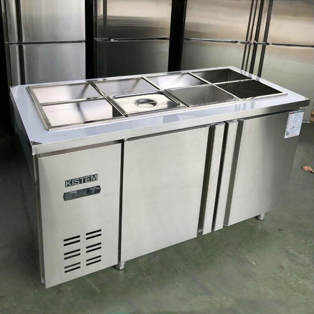 Infographic minh họa các yếu tố chính ảnh hưởng đến giá thành và chi phí sở hữu toàn diện của bàn salad.