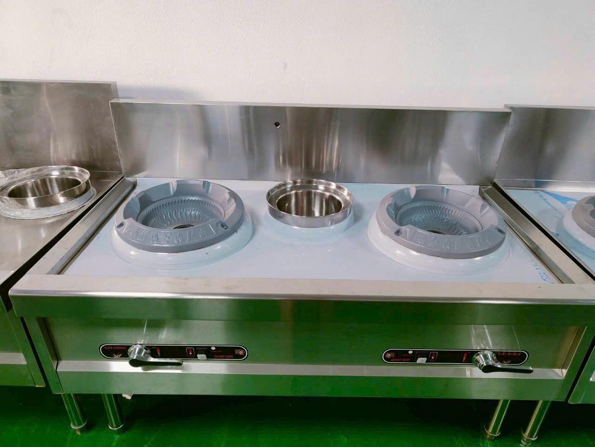 Hình ảnh thực tế Bếp âu 2 họng chân đứng Berjaya OB2SFS sản xuất bởi Cơ Khí Hải Minh, thể hiện thiết kế hiện đại và vật liệu cao cấp.