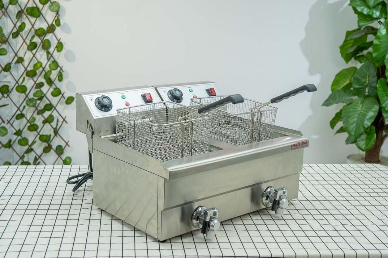 Bếp hoạt động với bộ điều chỉnh nhiệt chính xác, phù hợp giờ cao điểm.