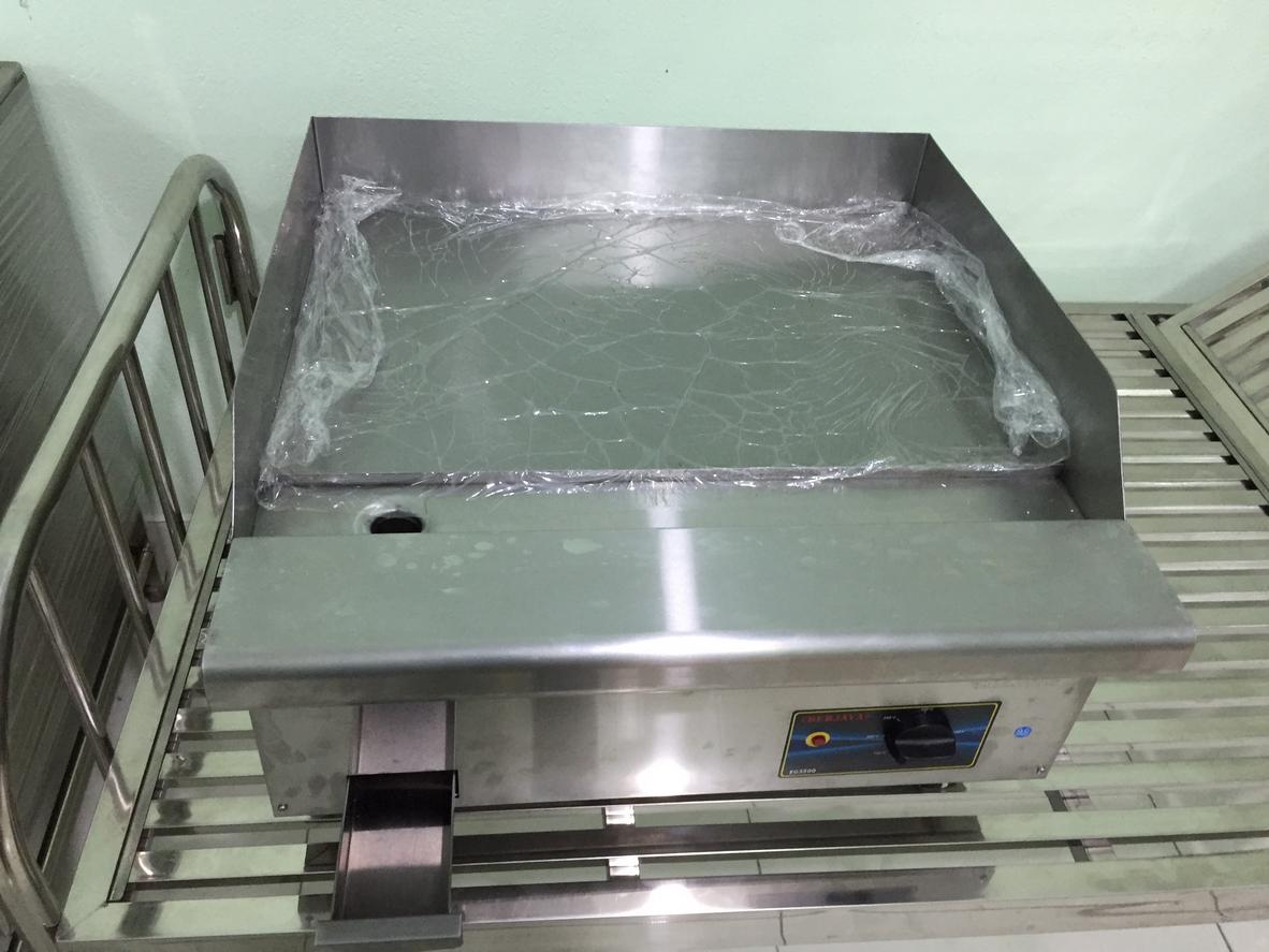 Cận cảnh tấm vỉ inox dày 12mm với bề mặt nửa phẳng nửa nhám, minh họa truyền nhiệt đồng đều.