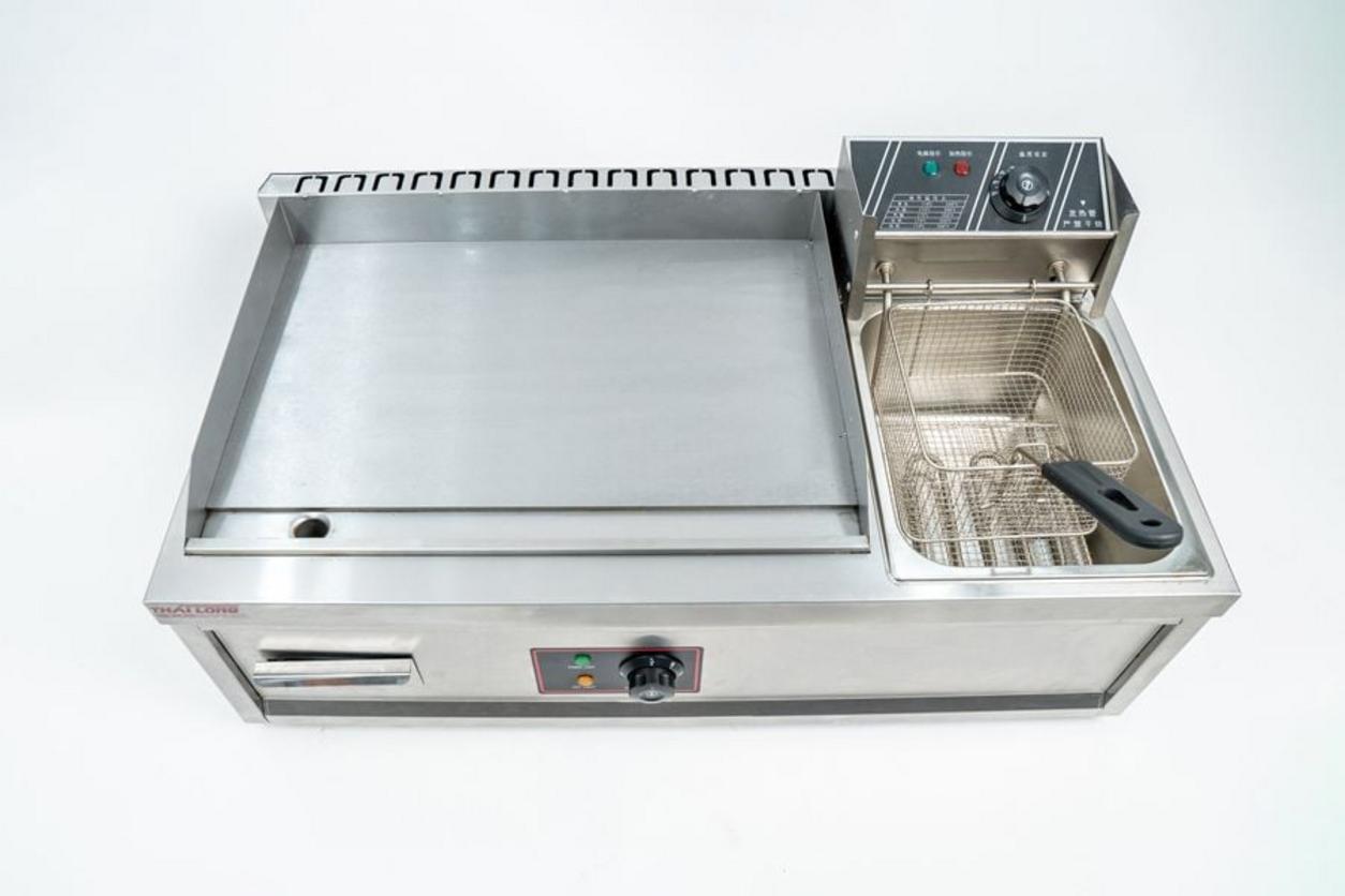 Khay hứng mỡ tháo rời và thành chắn cao — thuận tiện cho vệ sinh và an toàn.