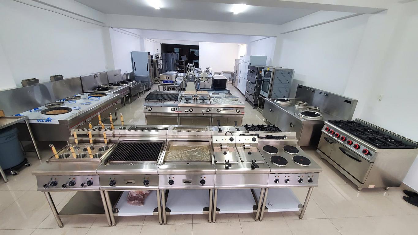 Hình ảnh thực tế Bếp chiên rán phẳng dùng điện EG3500-17 sản xuất bởi Cơ Khí Hải Minh, thể hiện thiết kế hiện đại và vật liệu cao cấp.