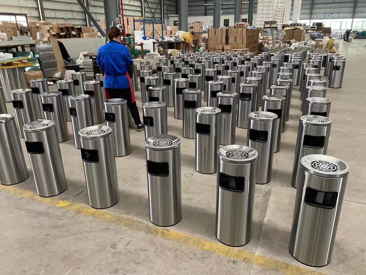 Các bộ phận chính của một thùng rác inox tiêu chuẩn.