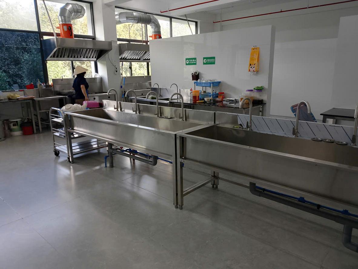 Máy đột dập và lốc ống inox tại xưởng.