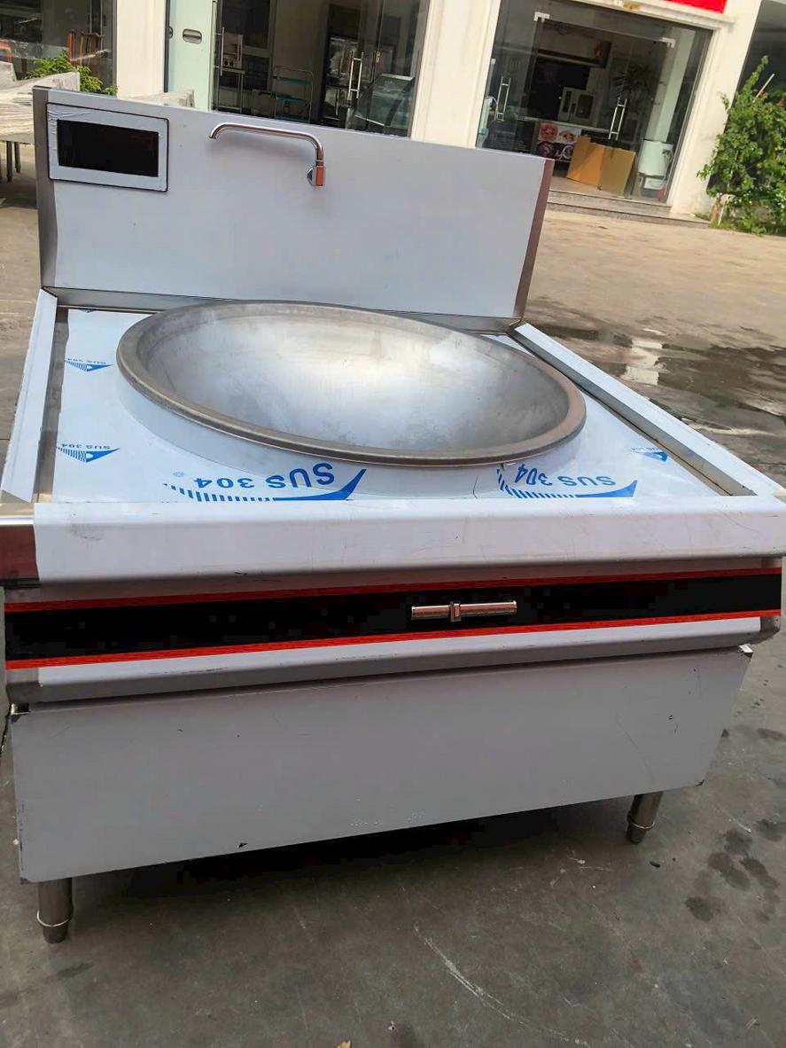 Bếp từ công nghiệp 3 họng 15kW mặt lõm không bầu nước — góc chụp toàn cảnh, hiển thị LCD và mâm từ đồng.