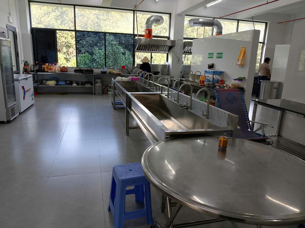 Kết cấu inox ứng dụng trong nhà máy/khu công cộng.