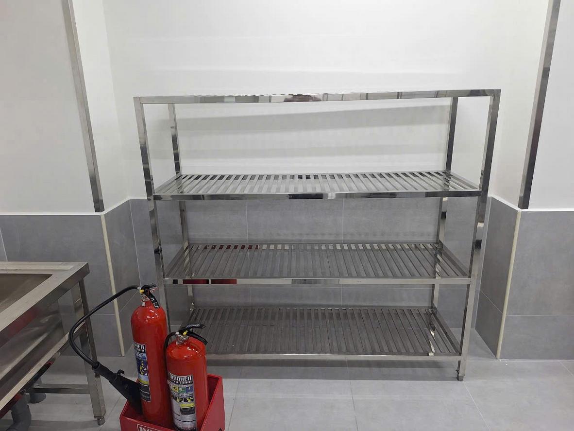 Kệ inox 304 cho môi trường y tế.
