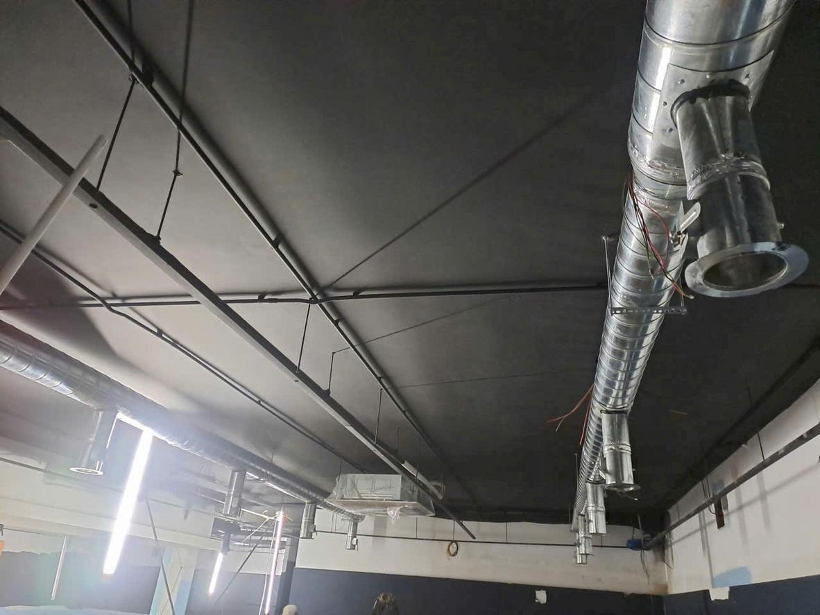 Không gian bếp sạch sẽ, chuyên nghiệp nhờ hệ thống hút khói đạt chuẩn.