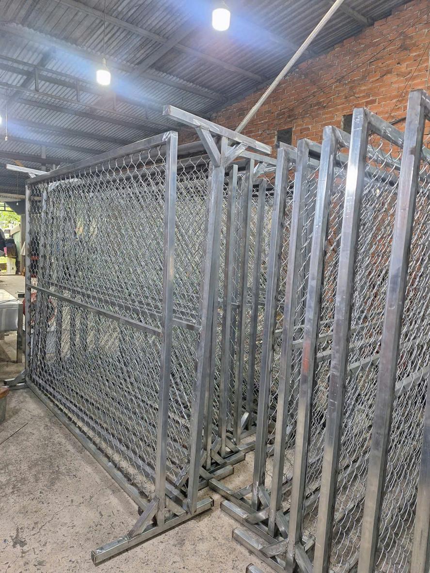 Đánh bóng bề mặt inox đạt thẩm mỹ công nghiệp.