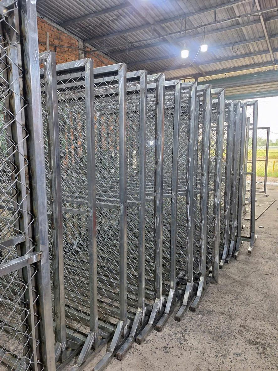 Dây chuyền thiết bị gia công inox hiện đại tại xưởng.