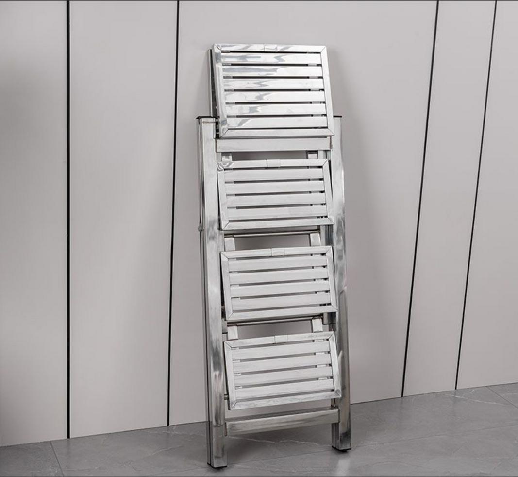 Vệ sinh định kỳ giúp thang inox luôn sáng bóng và bền bỉ.