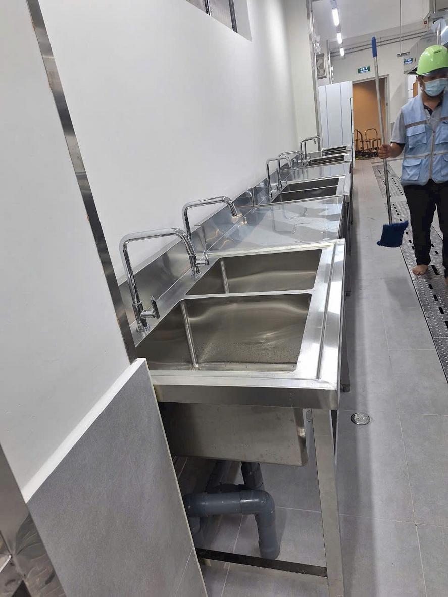 Sự khác biệt về quy mô, công suất và vật liệu giữa bếp công nghiệp chuyên dụng và bếp gia đình.