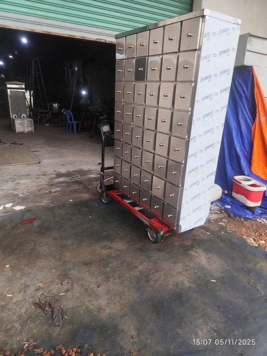 Kỹ sư kiểm tra bản vẽ và lập checklist kỹ thuật.