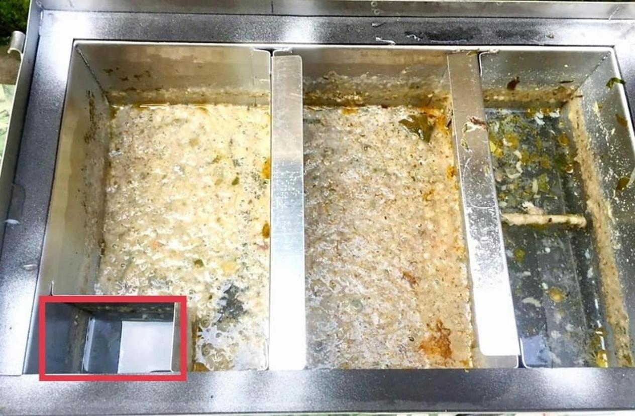 Minh hoạ vị trí đặt bẫy mỡ và độ dốc đường ống.