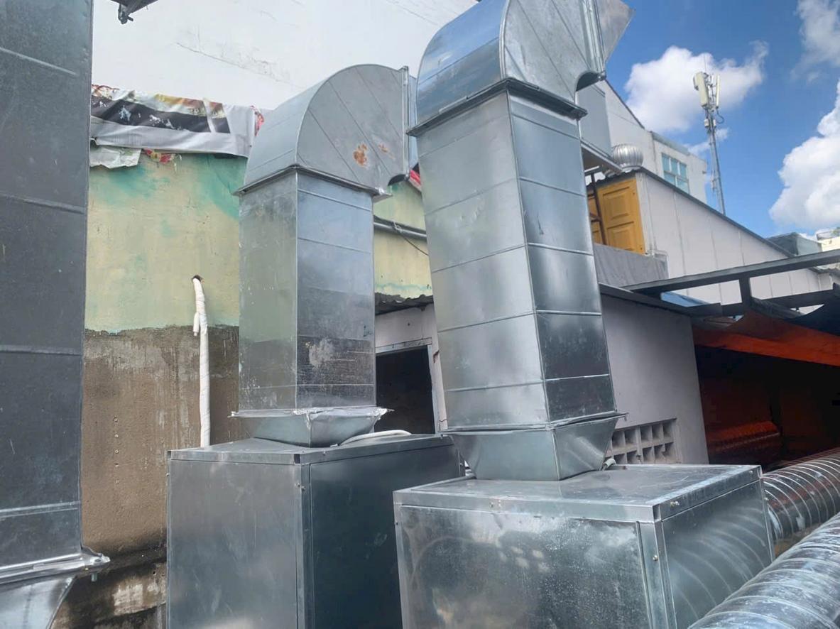 Chuyên gia đang tư vấn các tiêu chí kỹ thuật khi lựa chọn chụp hút khói.