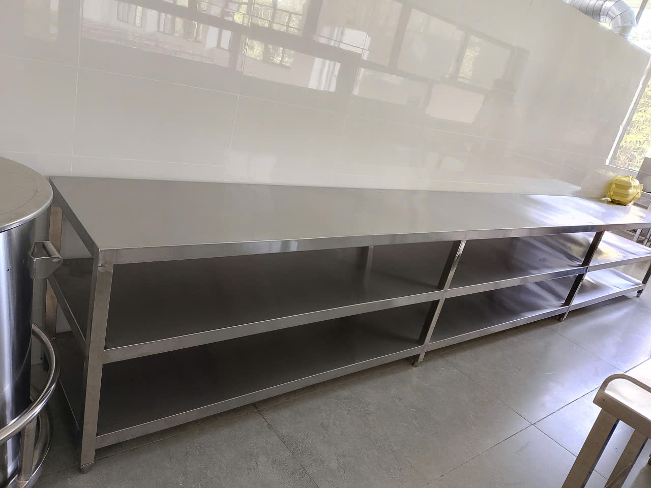 thi công bếp ăn công nghiệp công ty UNIND Bình Phước 2025 lắp đặt bàn bếp inox 2 tầng