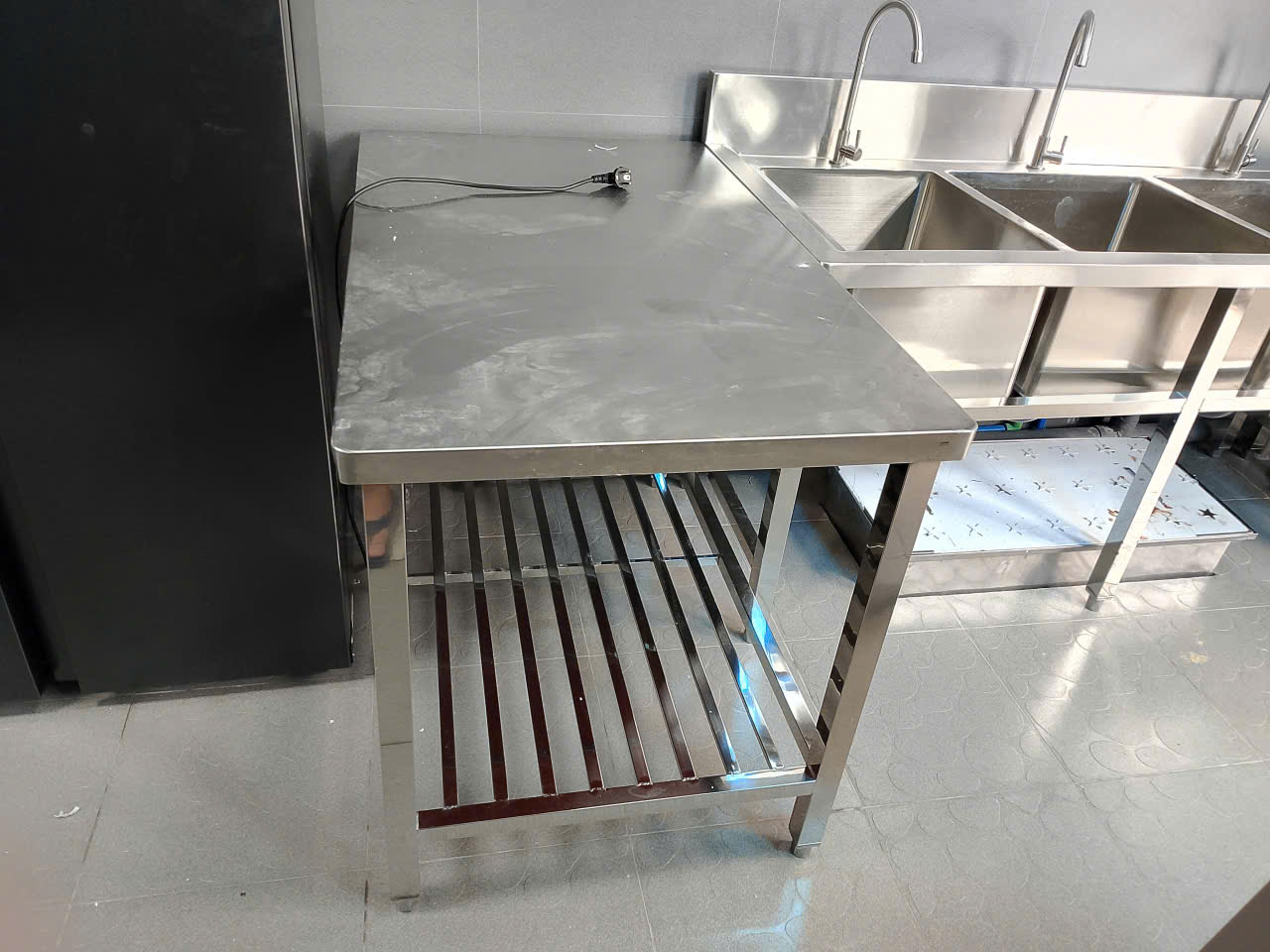 thi công bếp ăn công nghiệp công ty UNIND Bình Phước 2025 lắp đặt bàn đựng thức ăninox