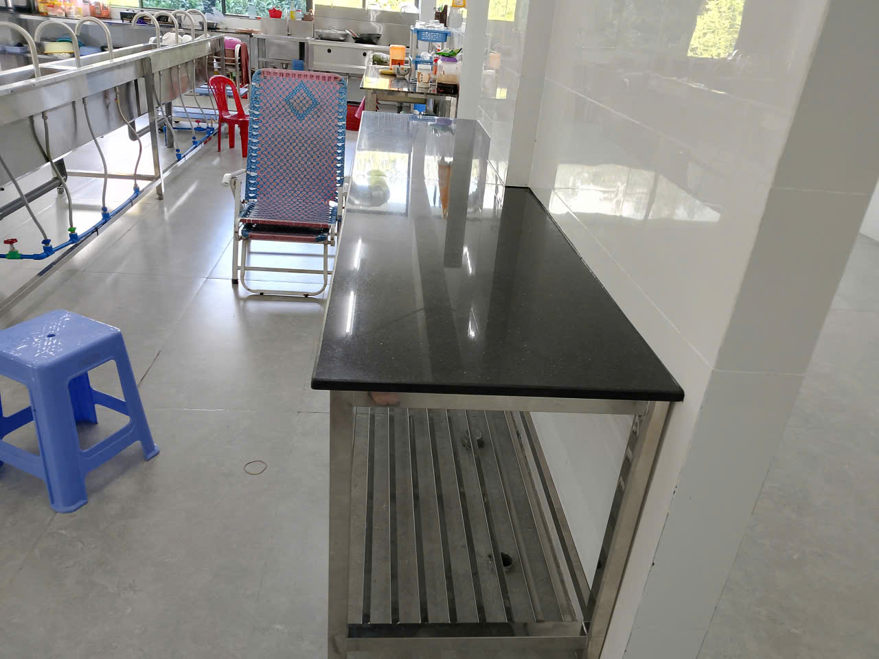 thi công bếp ăn công nghiệp công ty UNIND Bình Phước 2025 lắp đặt bàn sơ chế inox 2 tầng