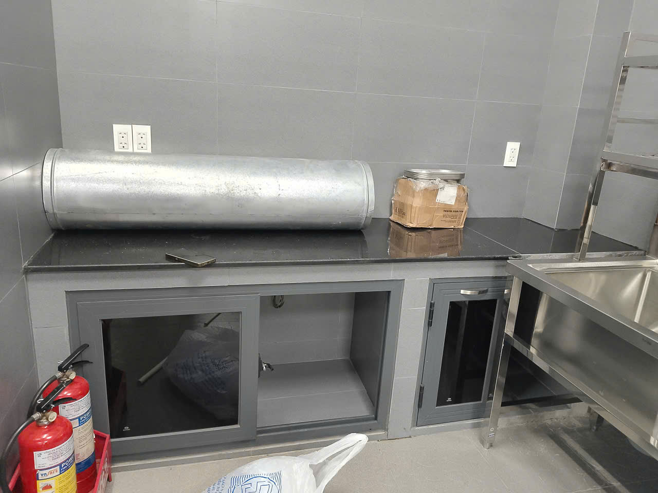 thi công bếp ăn công nghiệp công ty UNIND Bình Phước 2025 lắp đặt bàn sơ chế inox