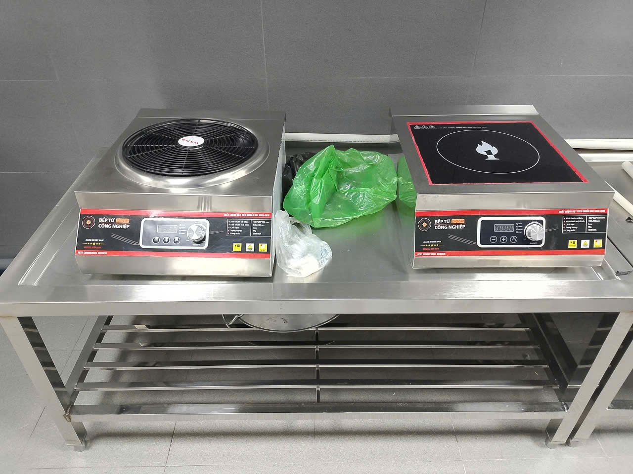 thi công bếp ăn công nghiệp công ty UNIND Bình Phước 2025 lắp đặt chậu rửa công nghiệp 2 hố (10)