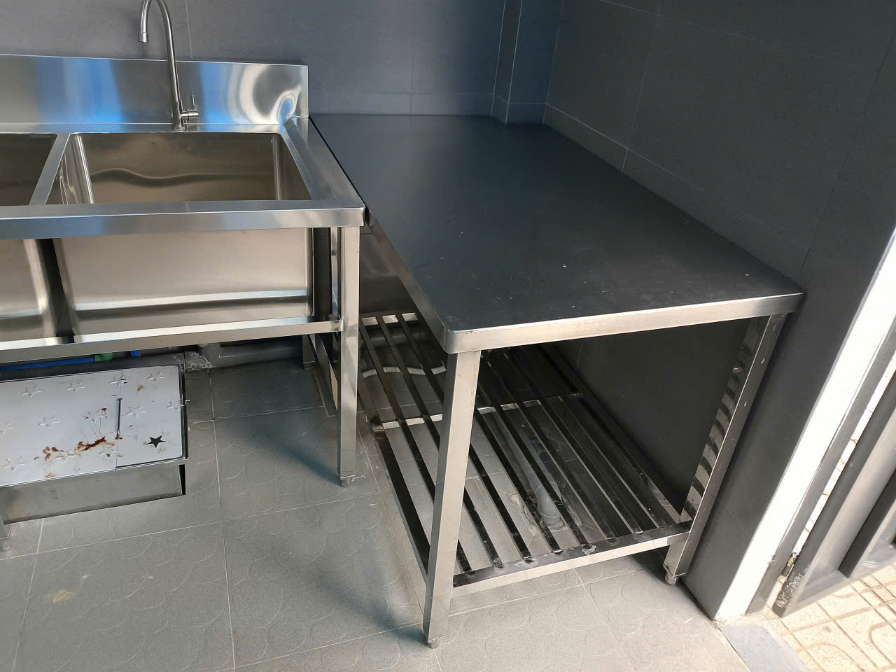 thi công bếp ăn công nghiệp công ty UNIND Bình Phước 2025 lắp đặt chậu rửa công nghiệp 2 hố (12)