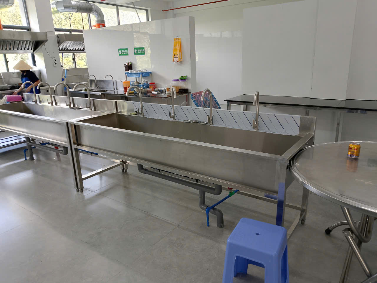 thi công bếp ăn công nghiệp công ty UNIND Bình Phước 2025 lắp đặt chậu rửa công nghiệp 3 hố