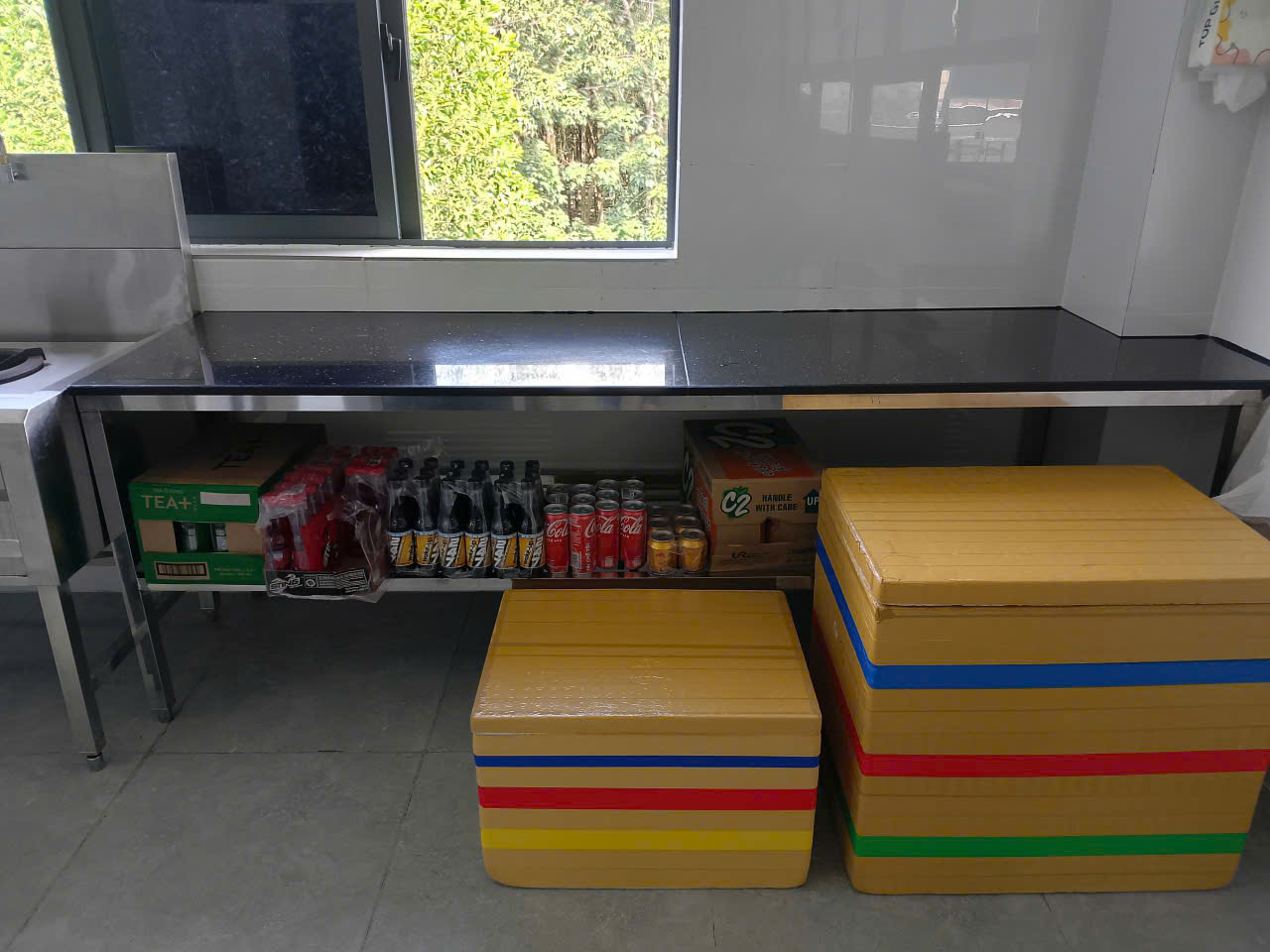 thi công bếp ăn công nghiệp công ty UNIND Bình Phước 2025 lắp đặt chậu rửa công nghiệp cho khu vực vệ sinh