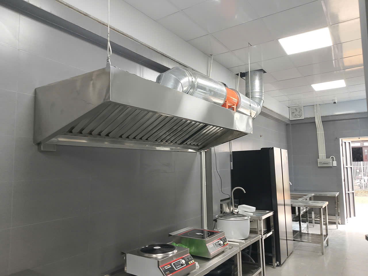 thi công bếp ăn công nghiệp công ty UNIND Bình Phước 2025 lắp đặt chụp hút khói