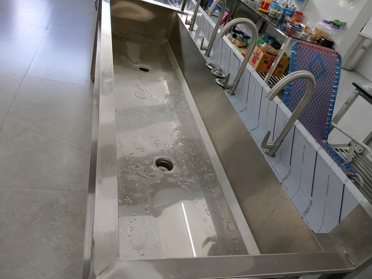 thi công bếp ăn công nghiệp công ty UNIND Bình Phước 2025 lắp đặt máng rửa tay inox công nghiệp