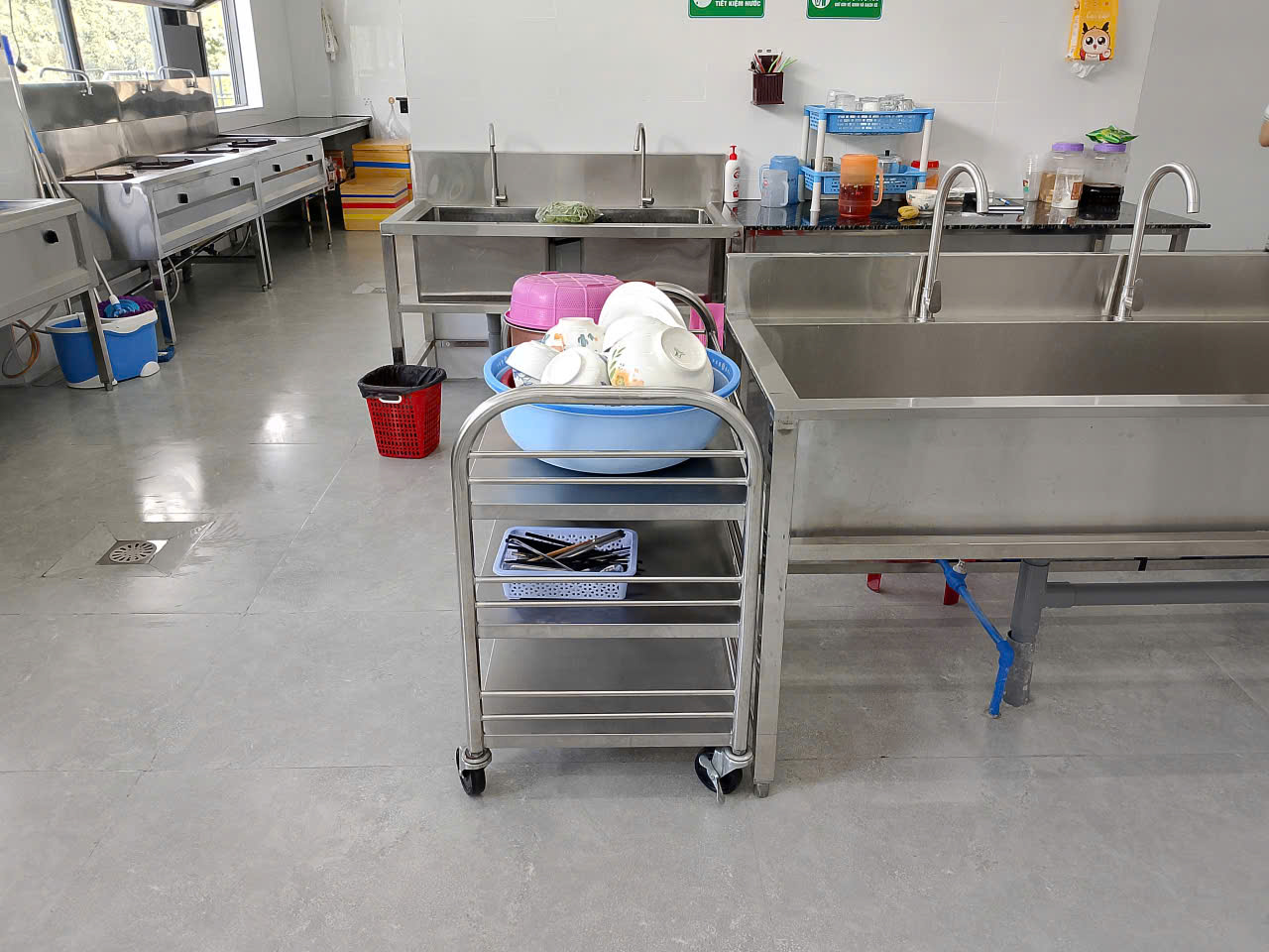 thi công bếp ăn công nghiệp công ty UNIND Bình Phước 2025 lắp đặt xe đẩy thức ăn inox