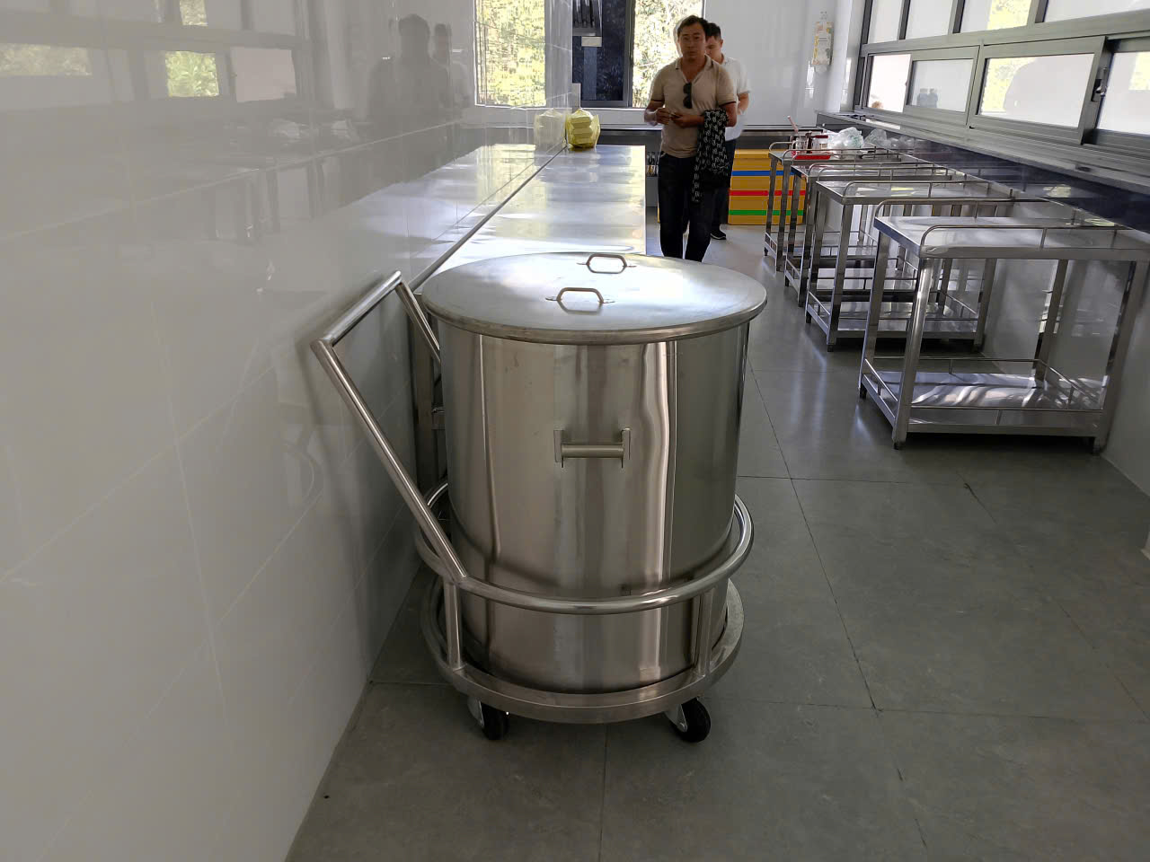 thi công bếp ăn công nghiệp công ty UNIND Bình Phước 2025 thiết bị phục vụ thức ăn cho nhân viên