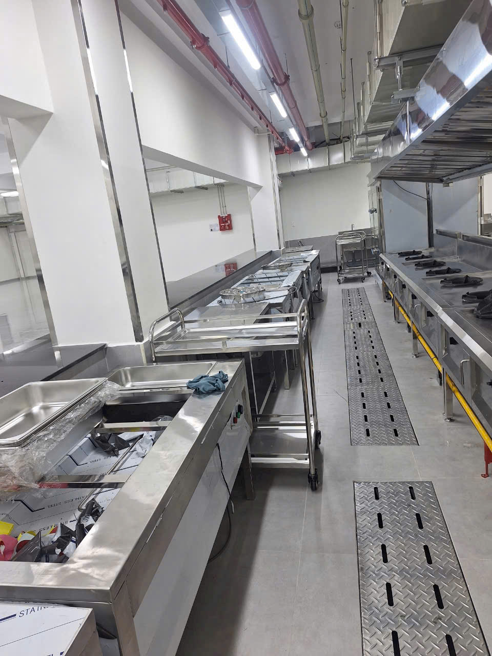 thi công bếp công nghiệp bình dương 2025 lắp đặt các thiết bị theo nguyên tắc bếp một chiều